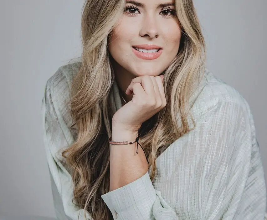 woman, smile, model, fashion, female, portrait, colombia, girl, businesswoman, manager, business, office, management, work, finance, artist